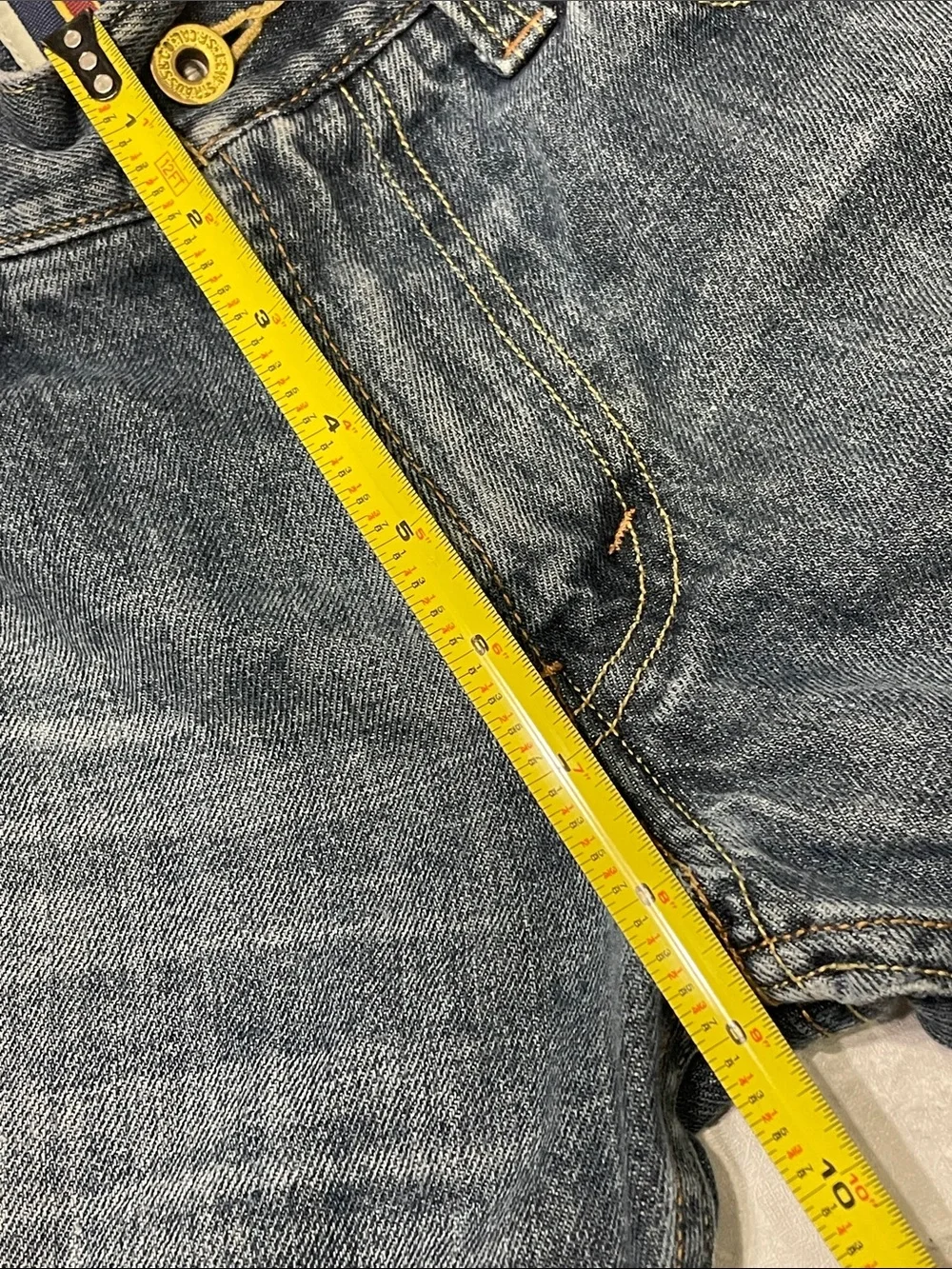 Levi's Men's Faded 514 Blue Slim Straight Jeans. W32 L32. Preowned spots.